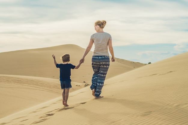 Maman et fils dans le désert