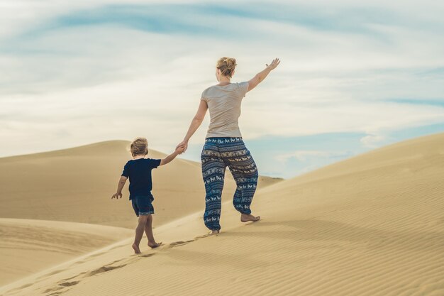 Maman et fils dans le désert