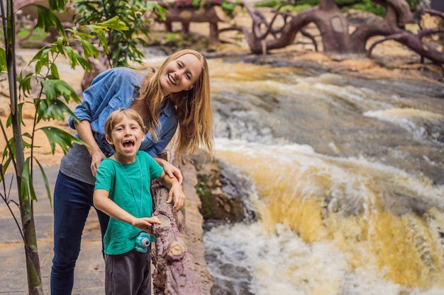 Maman et fils sur fond de paysage majestueux de cascade en été à Dalat Vietnam