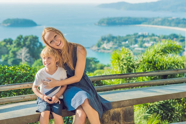 Maman et fils sur Karon View Point en journée ensoleillée. Phuket. Voyager avec le concept d'enfants.