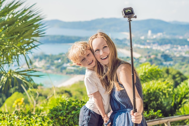 Maman et fils sur Karon View Point en journée ensoleillée. Phuket. Voyager avec le concept d'enfants.