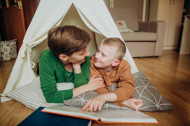 Maman fils mentir ensemble hut lire livre