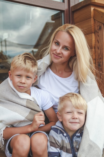 Maman et fils passent du temps ensemble