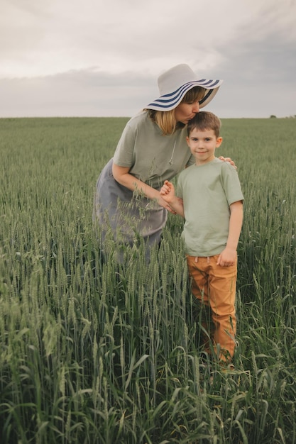 maman et fils sur le terrain. famille heureuse