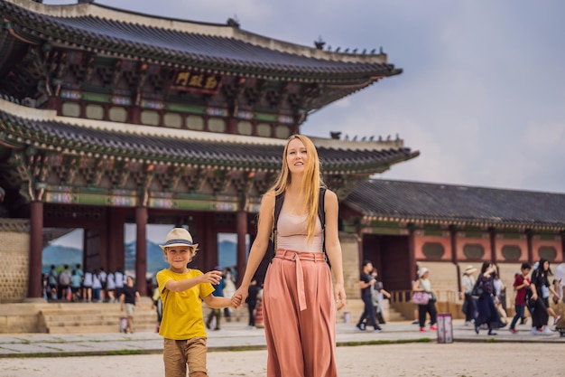 Maman et fils touristes en Corée Palais Gyeongbokgung à Séoul Corée du Sud Voyage en Corée concept Voyager avec des enfants concept