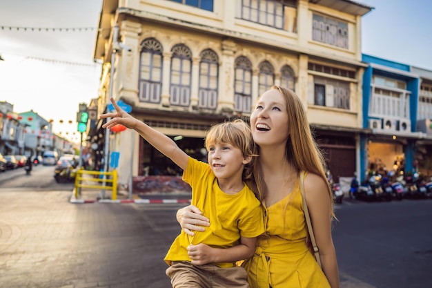 Maman et fils touristes dans la rue dans le style portugais Romani dans la ville de Phuket Aussi appelé Chinatown ou la vieille ville Voyager avec des enfants concept