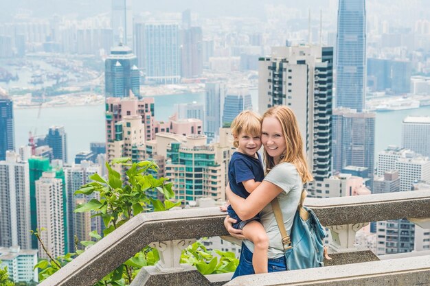 Maman et fils voyagent au sommet de Victoria dans le contexte de Hong Kong. Voyager avec le concept d'enfants