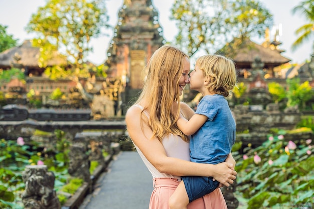 Maman et fils voyageurs en arrière-plan du temple Pura Taman Kemuda Saraswati à Ubud, île de Bali, Indonésie. Voyager avec le concept d'enfants