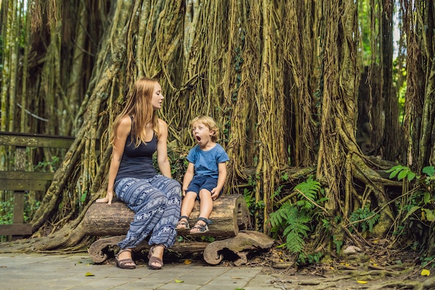 Maman et fils voyageurs découvrant la forêt d'Ubud dans la forêt des singes, Bali Indonésie. Voyager avec le concept d'enfants.