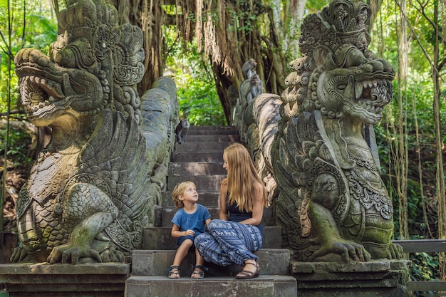 Maman et fils voyageurs découvrant la forêt d'Ubud dans la forêt des singes, Bali Indonésie. Voyager avec le concept d'enfants.