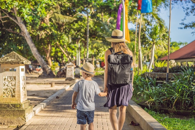 Maman et fils voyageurs découvrant Sanur Bali Indonésie Voyager avec des enfants concept