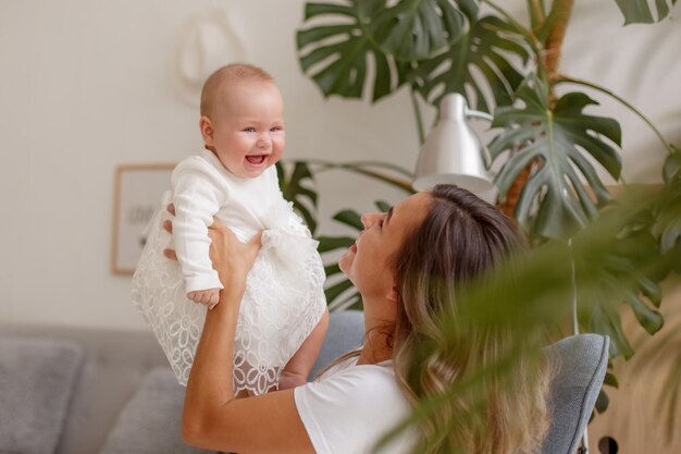 Maman garde le bébé à la maison