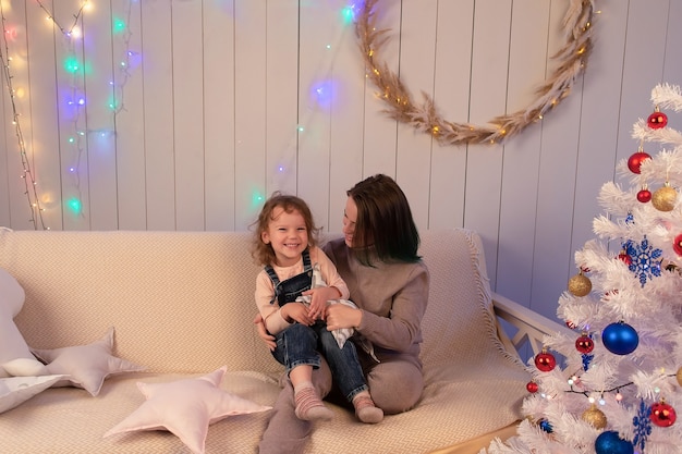 La maman heureuse avec sa fille à Noël