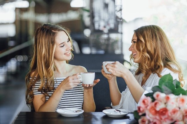 Maman et jeune belle fille sur une terrasse d'été