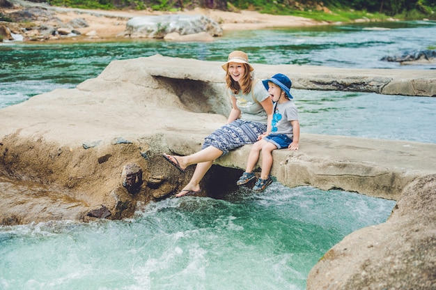 Maman et jeune fils assis sur des rochers