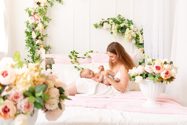 Maman joue avec bébé à la maison