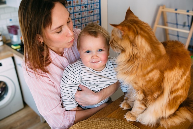 Photo maman joue à la maison avec un petit enfant sur le canapé s'amuser