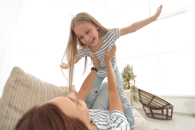 Maman joue avec sa fille le concept de bonheur familial