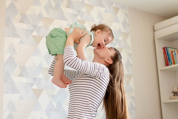 maman joue avec sa fille à la maison