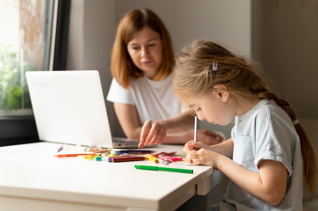 Maman joue avec sa fille à la maison