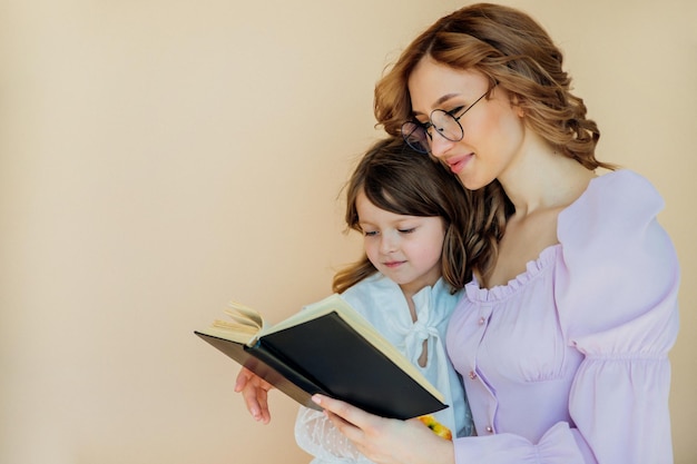 Maman lit un livre à sa fille La relation parents-enfants Passe-temps et loisirs agréables Éducation des enfants