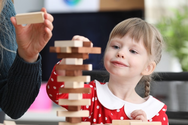 Maman Met Des Détails En Bois Sur La Structure Sur La Table