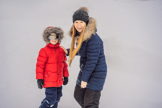 Maman met des lunettes de ski à son fils