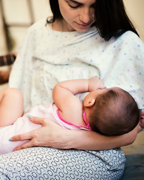 Maman nourrit son bébé