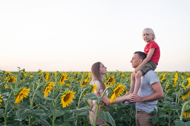 Maman, papa et fils sur champ de tournesol