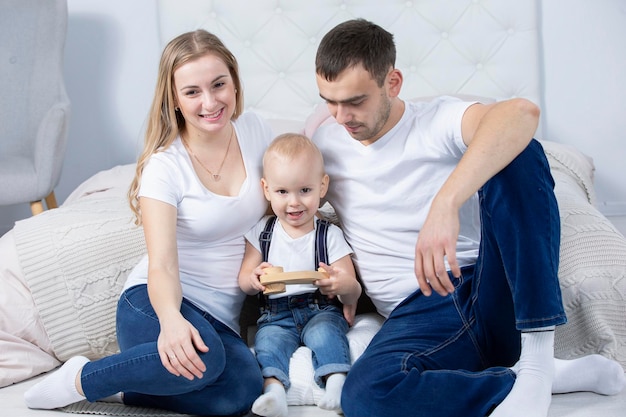 Maman papa et petit fils jouent à la maison Jeune famille avec un enfant