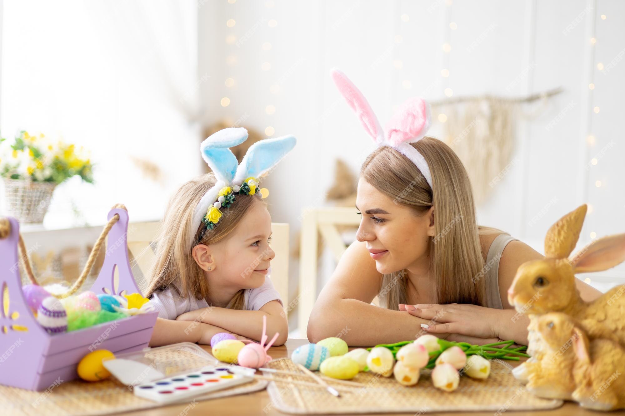 Maman De Pâques Et Sa Petite Fille Avec Des Oreilles De Lapin Sur La Tête  Se Préparent Pour Les Vacances En S'amusant à Jouer Et à Passer Du Temps  Ensemble Avec Des