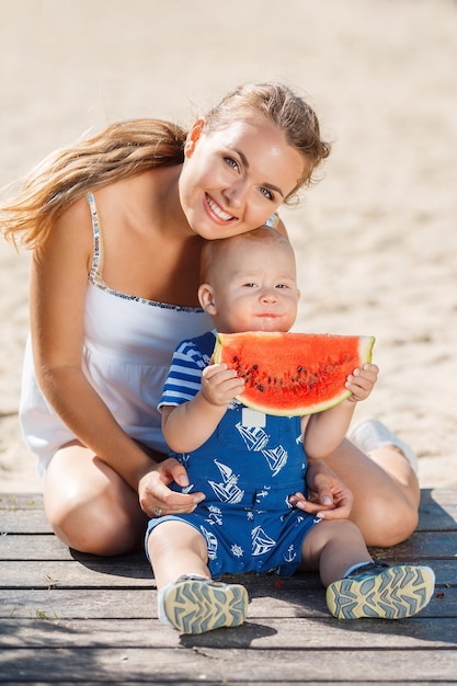 maman avec petit fils et melon d'eau portrait en plein air