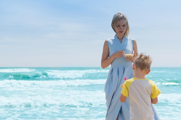 Maman et petit fils sur la mer