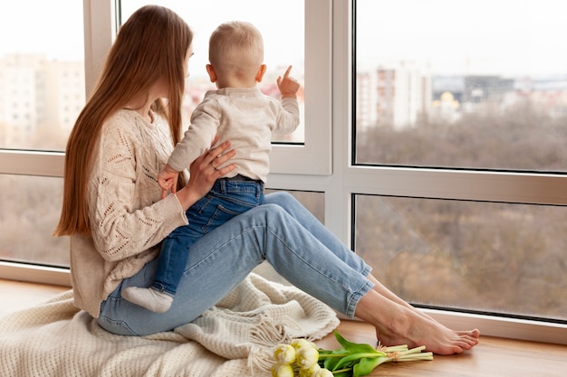 Maman, à, petit garçon, regarder fenêtre