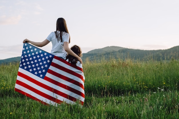 Photo maman et petite fille mignonne avec le drapeau américain