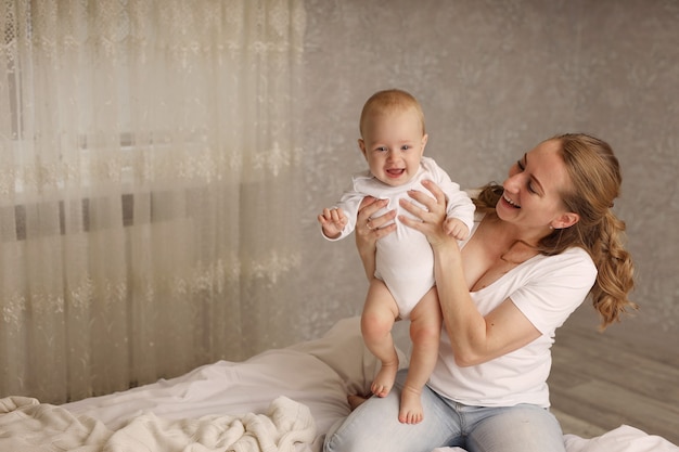 maman et petite fille se blottissent sur un drap blanc