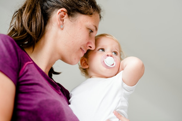 Maman portant son bébé mignon