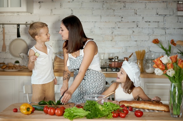 Maman prépare le déjeuner avec les enfants