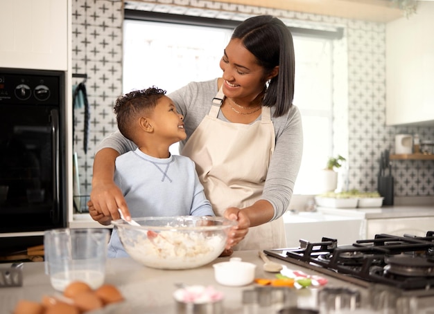 Maman puis-je avoir un avant-goût Photo d'un adorable petit garçon cuisinant avec sa maman à la maison