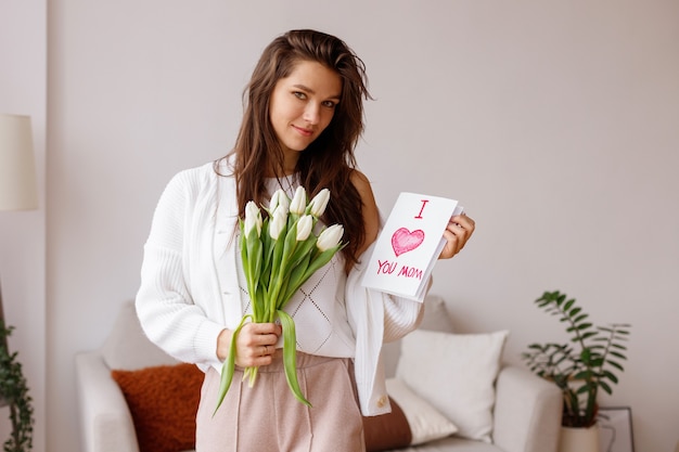 Maman a reçu une carte-cadeau et un bouquet de tulipes