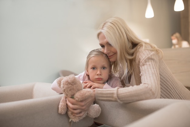 Maman et sa fille attendent le rendez-vous à la clinique