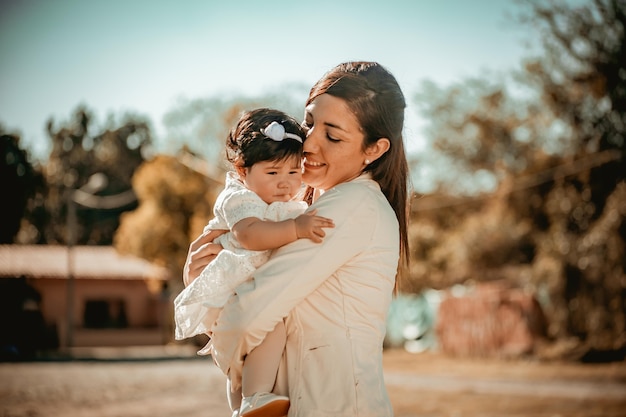 Maman avec sa fille avec ciel céleste