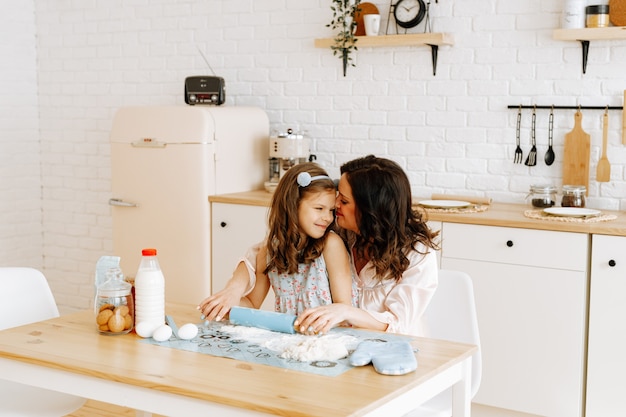 Maman et sa fille cuisinent ensemble dans la cuisine.