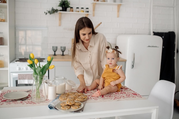 Maman et sa fille dans la cuisine préparent des biscuits faits maison