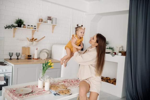 Photo maman et sa fille dans la cuisine préparent des biscuits faits maison