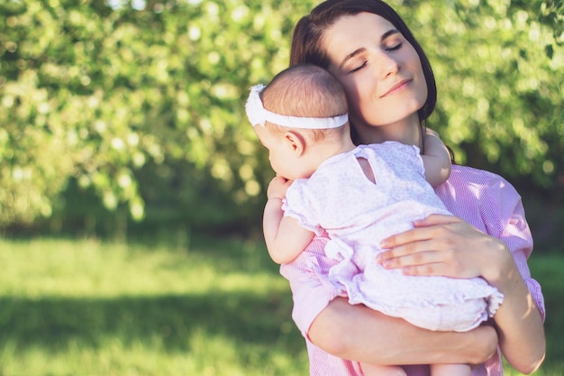 Maman et sa fille dans la nature