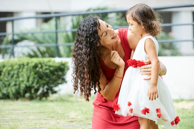 Maman avec sa fille à l'extérieur