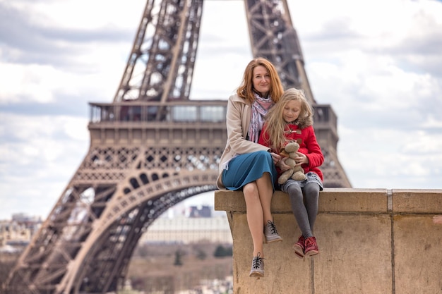 Maman et sa fille sur le fond de la Tour Eiffel