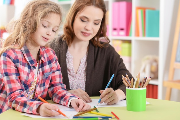 Maman et sa fille font des cours