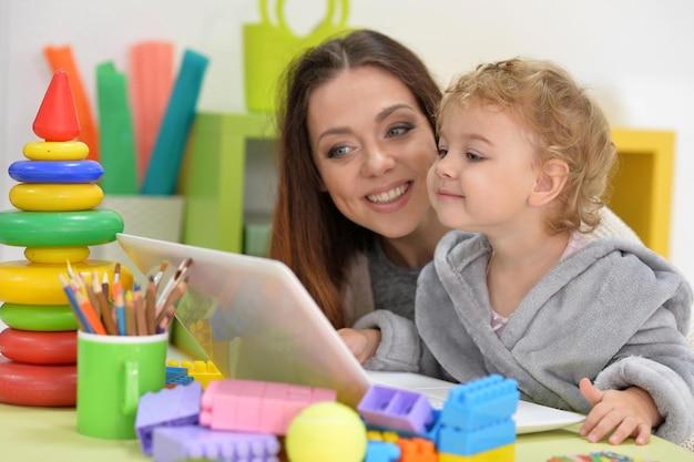 Maman et sa fille font des cours